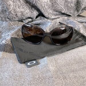 Oakley Sunglasses with tortoise shell frames and polarized lenses and soft case